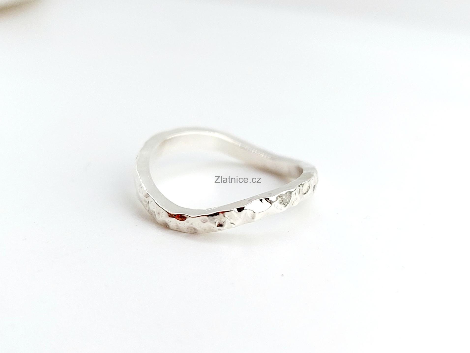 Tepaný stříbrný modelový prsten 