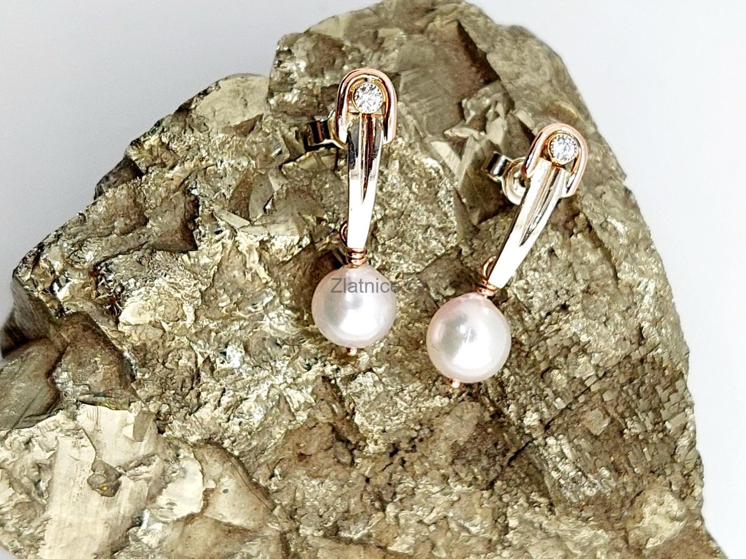 Modelové zlaté náušnice, brilianty, akoya perly