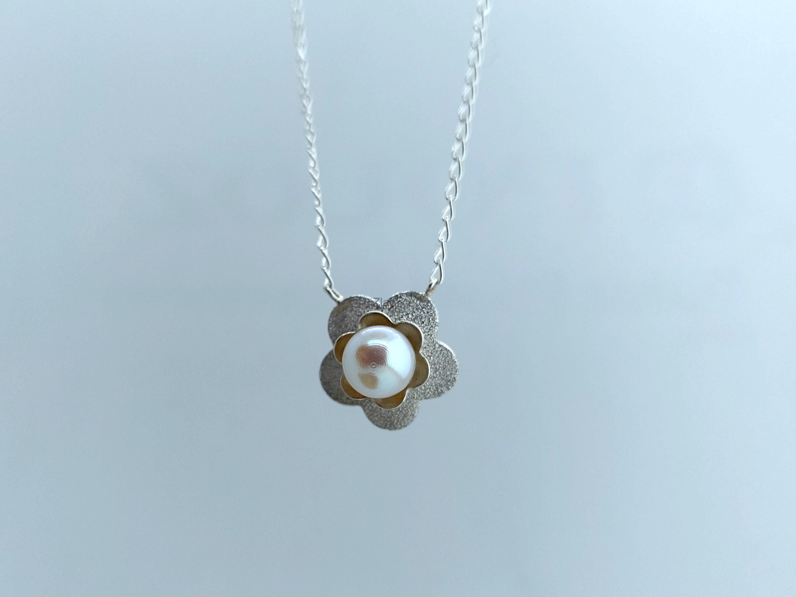 " JARNÍ KVĚT " autorský náhrdelník s perlou Ag