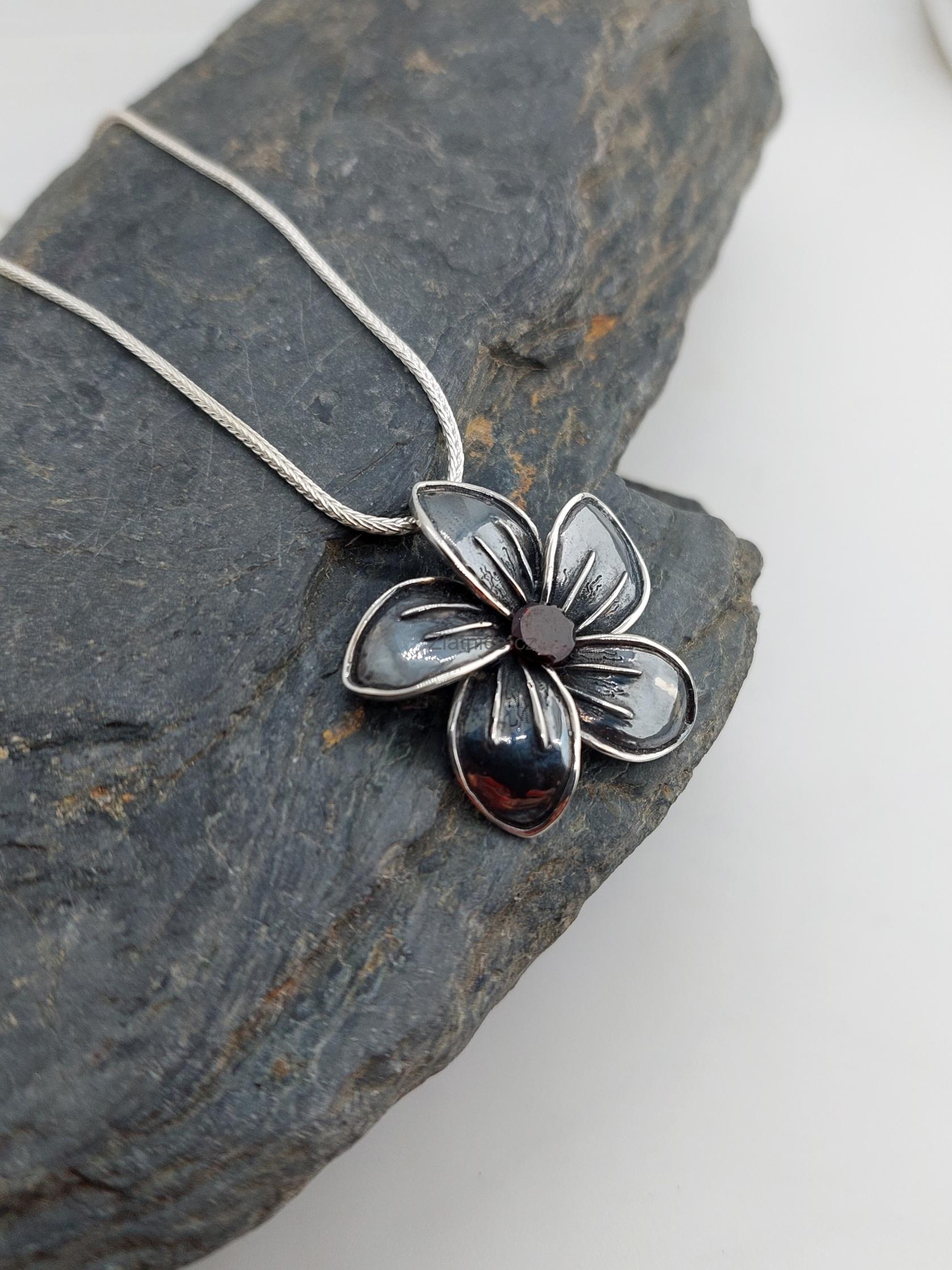 " V KVĚTU" náhrdelník Český granát, patinované Ag