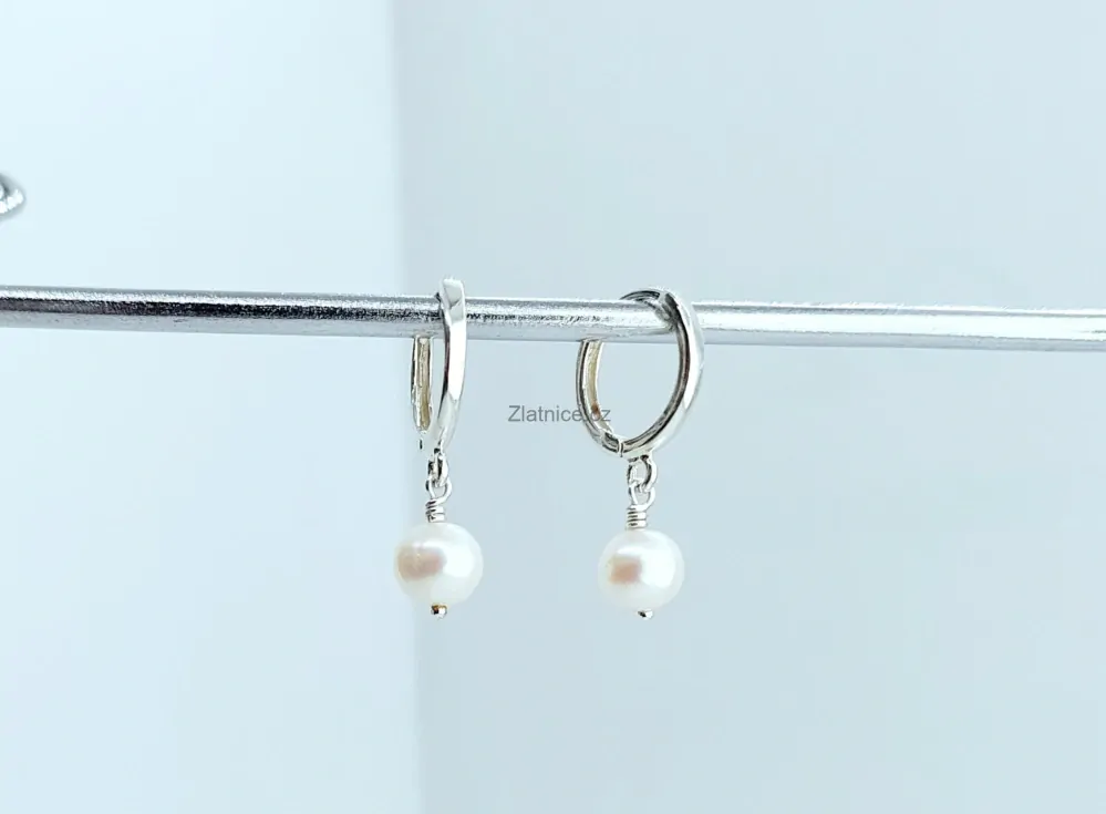 Stříbrné něžné náušnice s bílými perlami