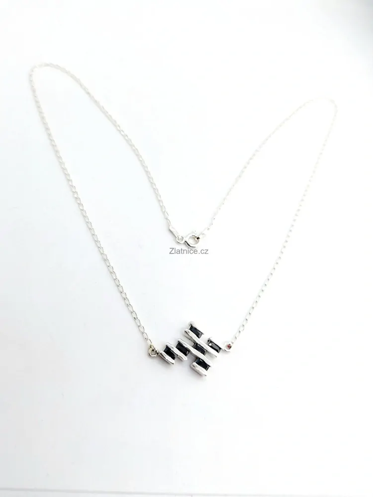 Modelový náhrdelník s křížkem, stříbro