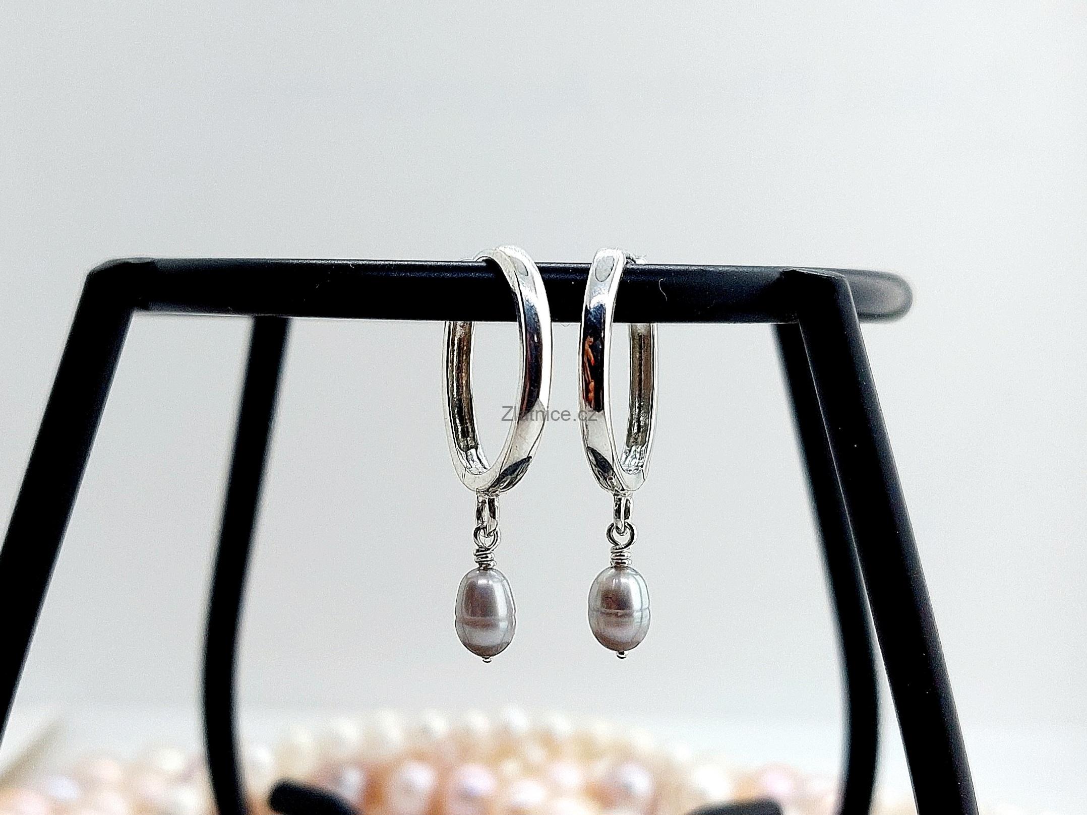 Modelové stříbrné kruhy se šedými perlami