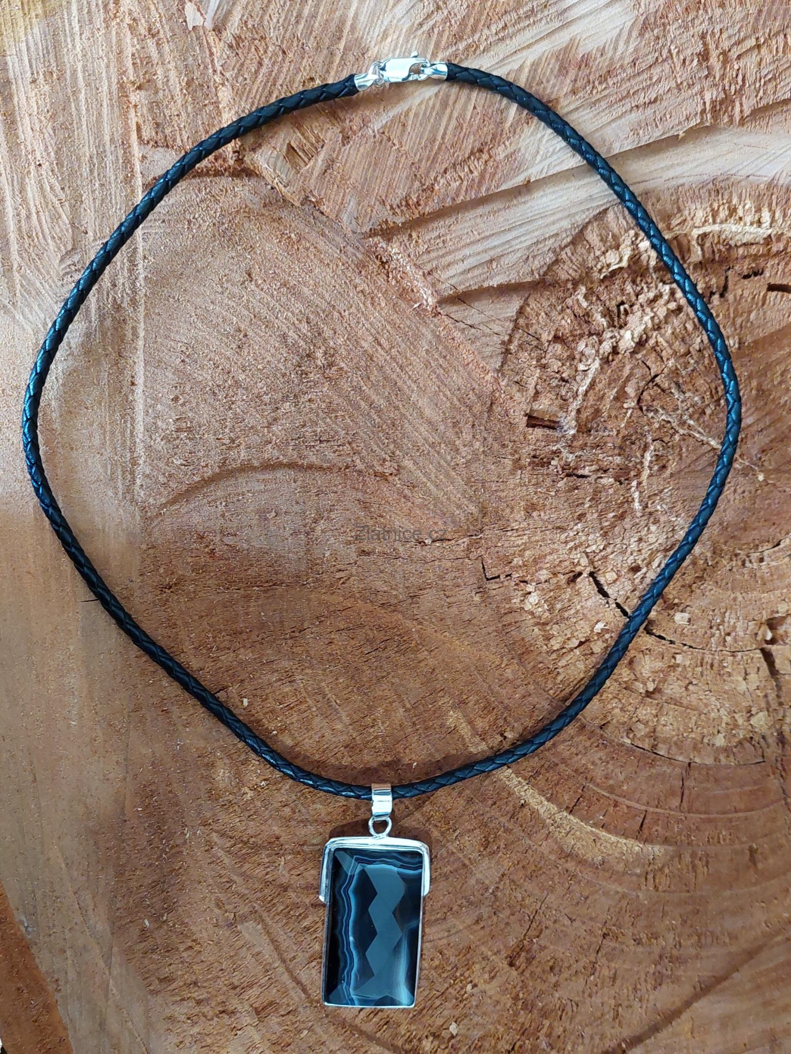 Modelový stříbrný náhrdelník s onyx achátem, kůže