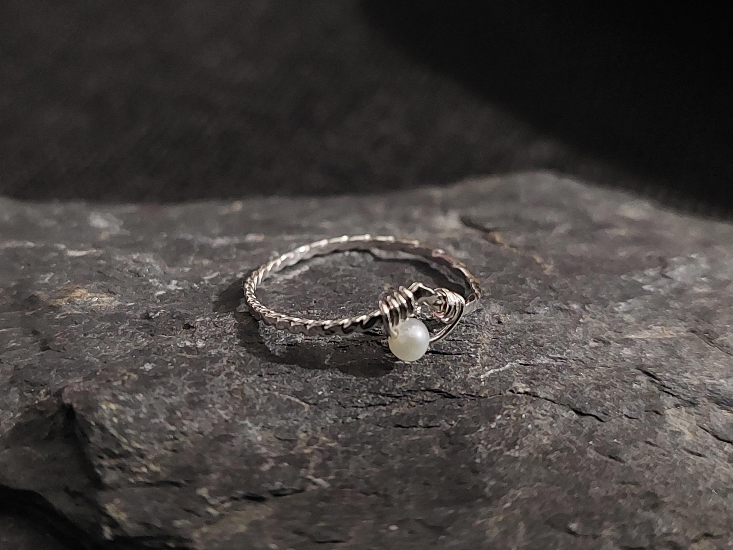 "AMI" jemný prsten s perlou, stříbro 925/1000