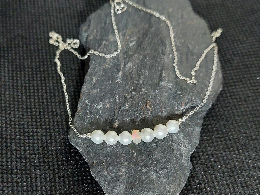 Řetízek sladkovodní perly, ohnivý etiopský opál, Ag 925