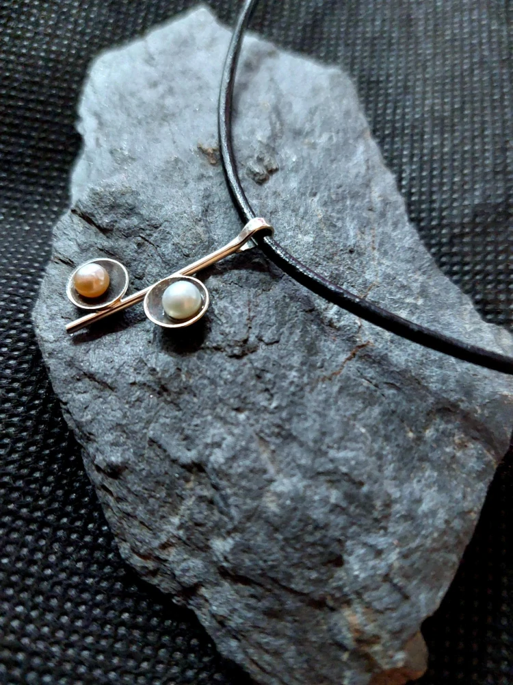 Náhrdelník "RELA" kůže a perly, stříbro 925