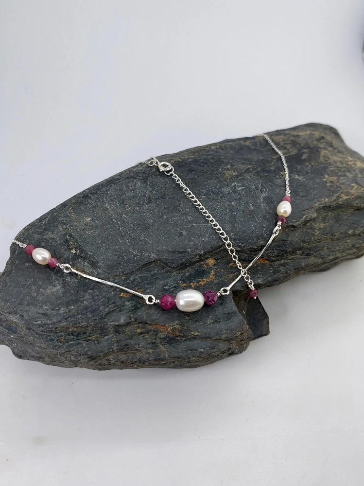 Řetízek sladkovodní perly a rubíny, Ag 925