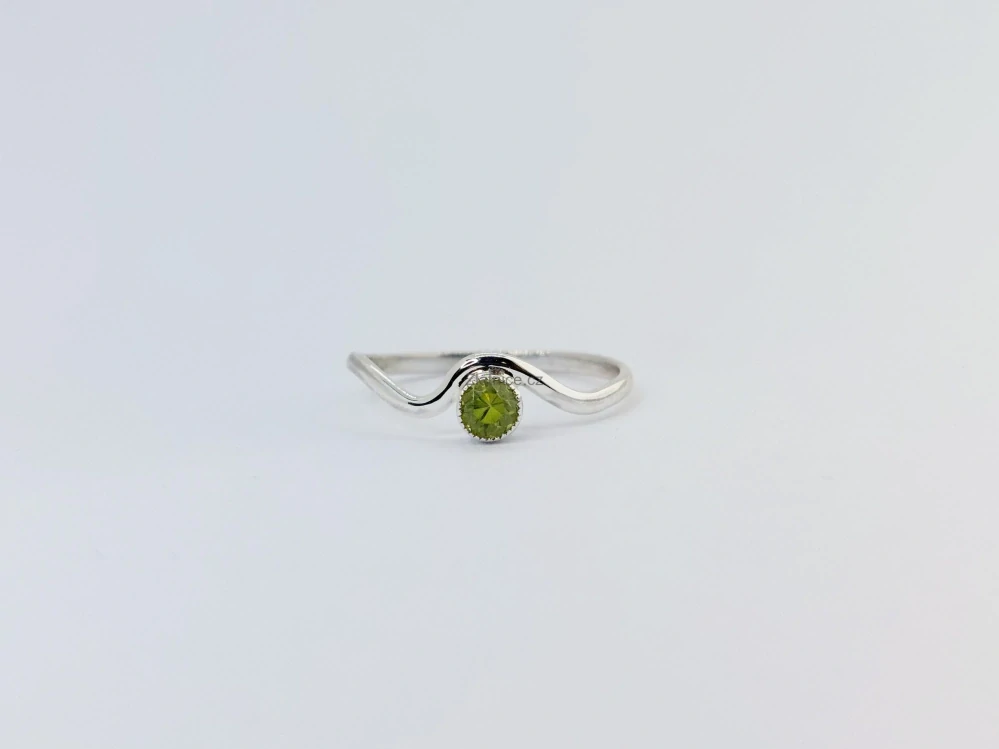 Prsten MODI s broušeným vltavínem, stříbro 925