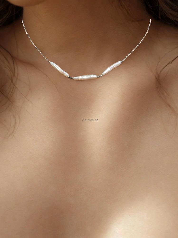 Modelový náhrdelník LIBI s větvičkovými perlami