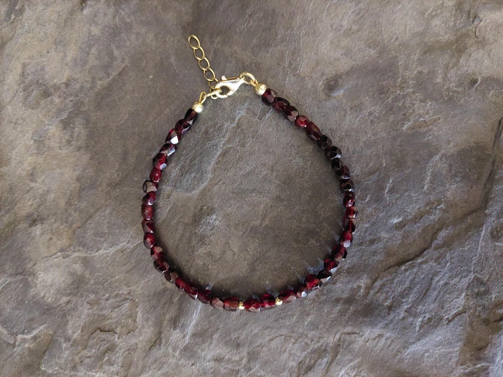 Náramek VIKTORIE pravý český granát 1860