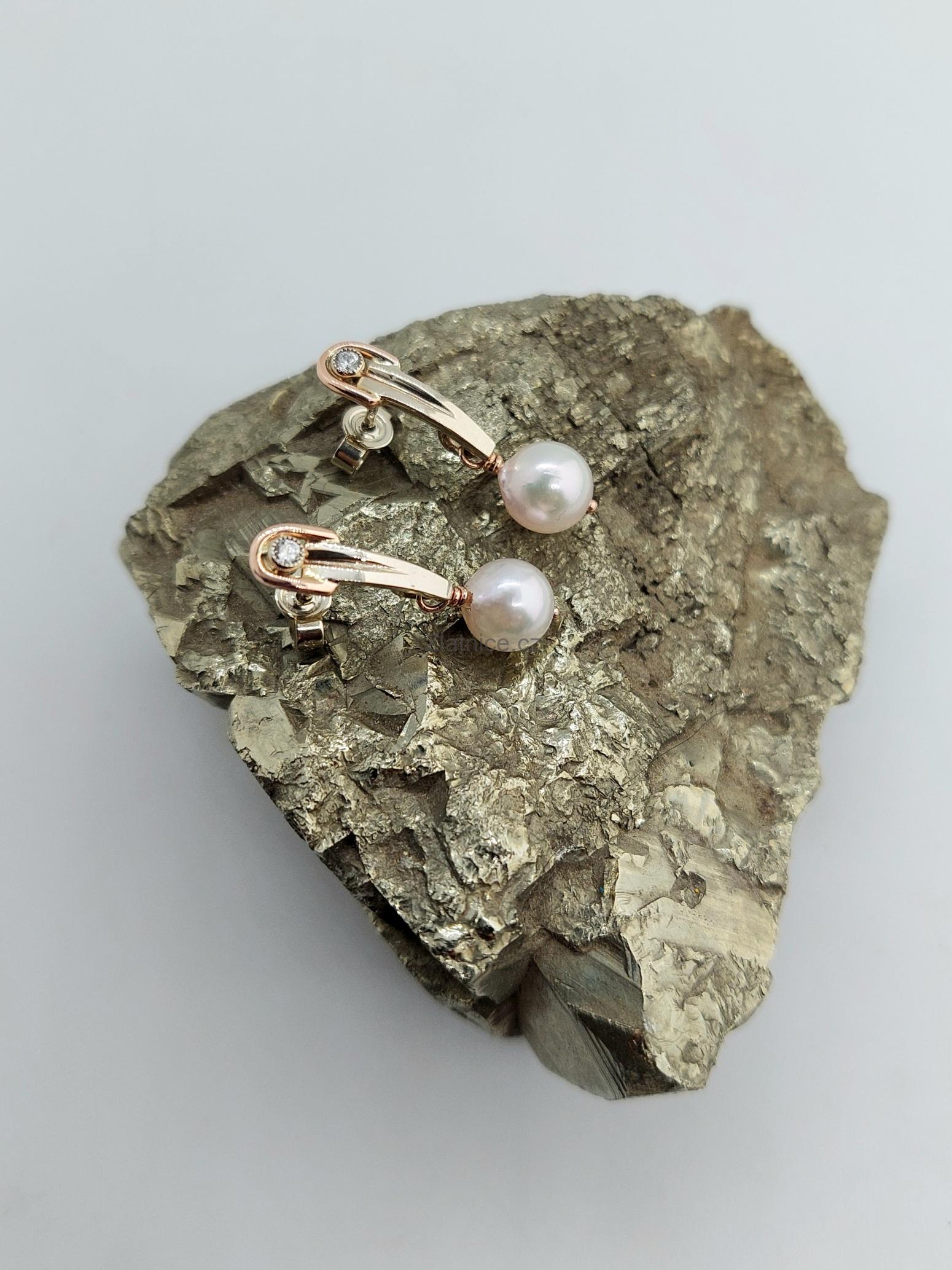 Modelové zlaté náušnice, brilianty, akoya perly