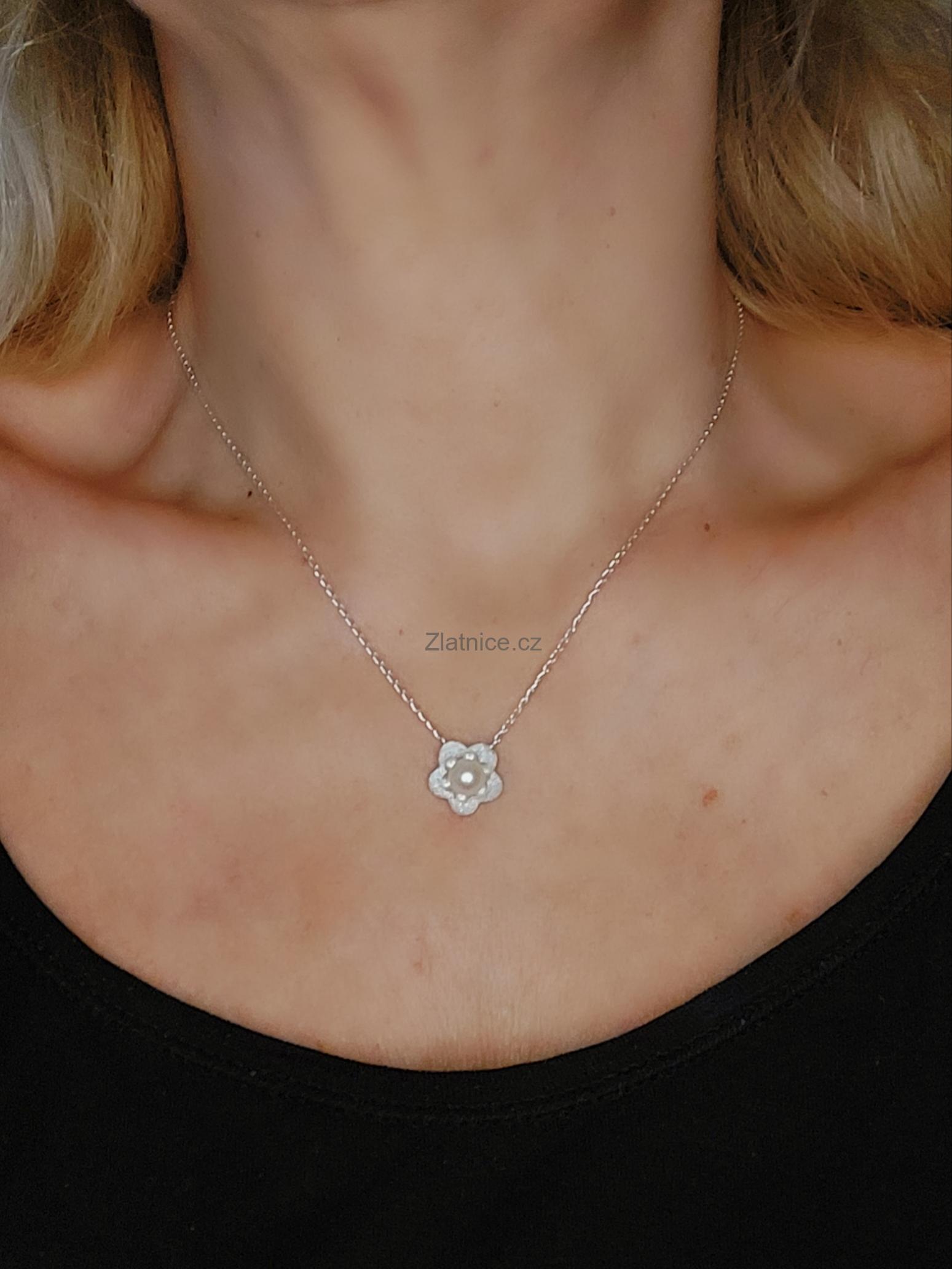 " JARNÍ KVĚT " autorský náhrdelník s perlou Ag