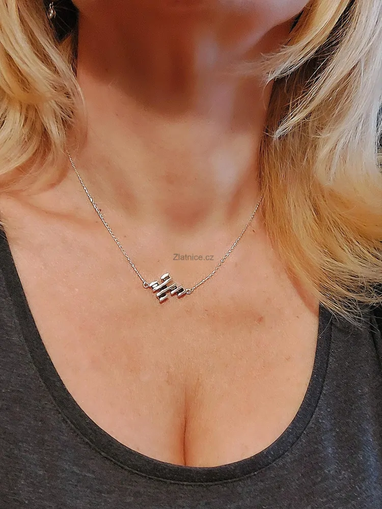 Modelový náhrdelník s křížkem, stříbro