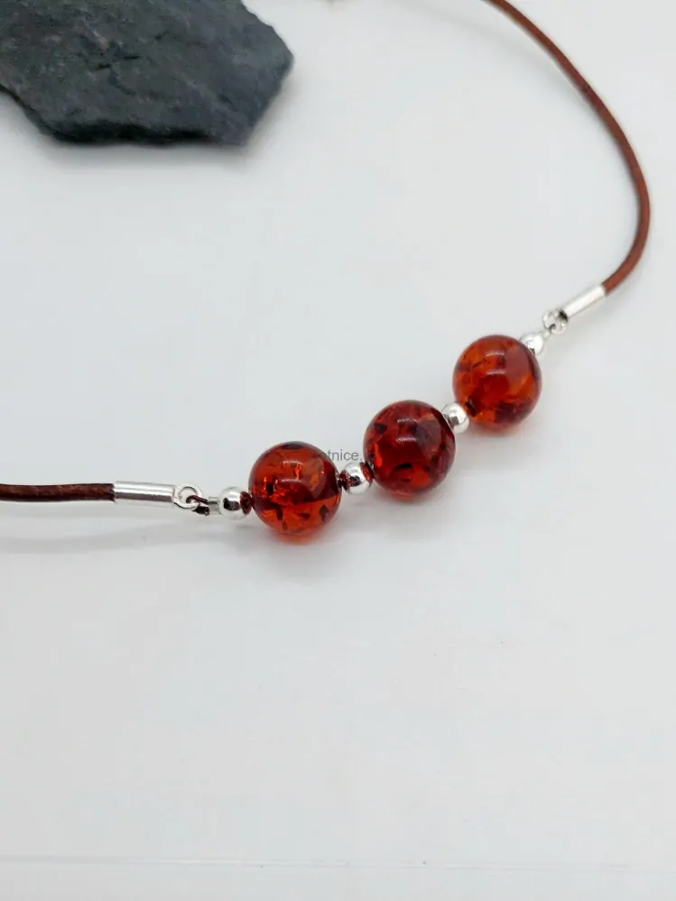 "RUJA" Náhrdelník s pravým jantarem Rujána, kůže, Ag