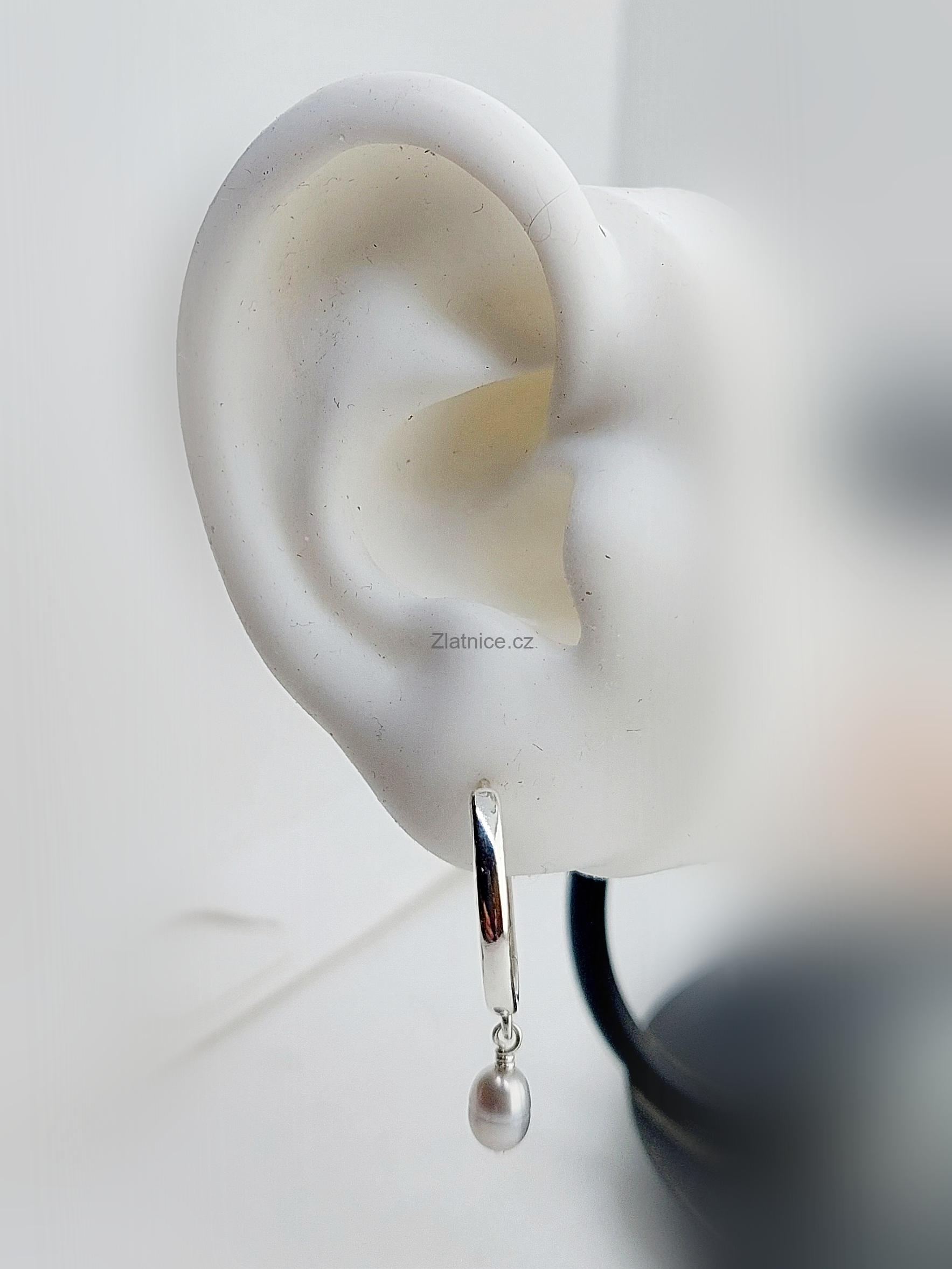 Modelové stříbrné kruhy se šedými perlami