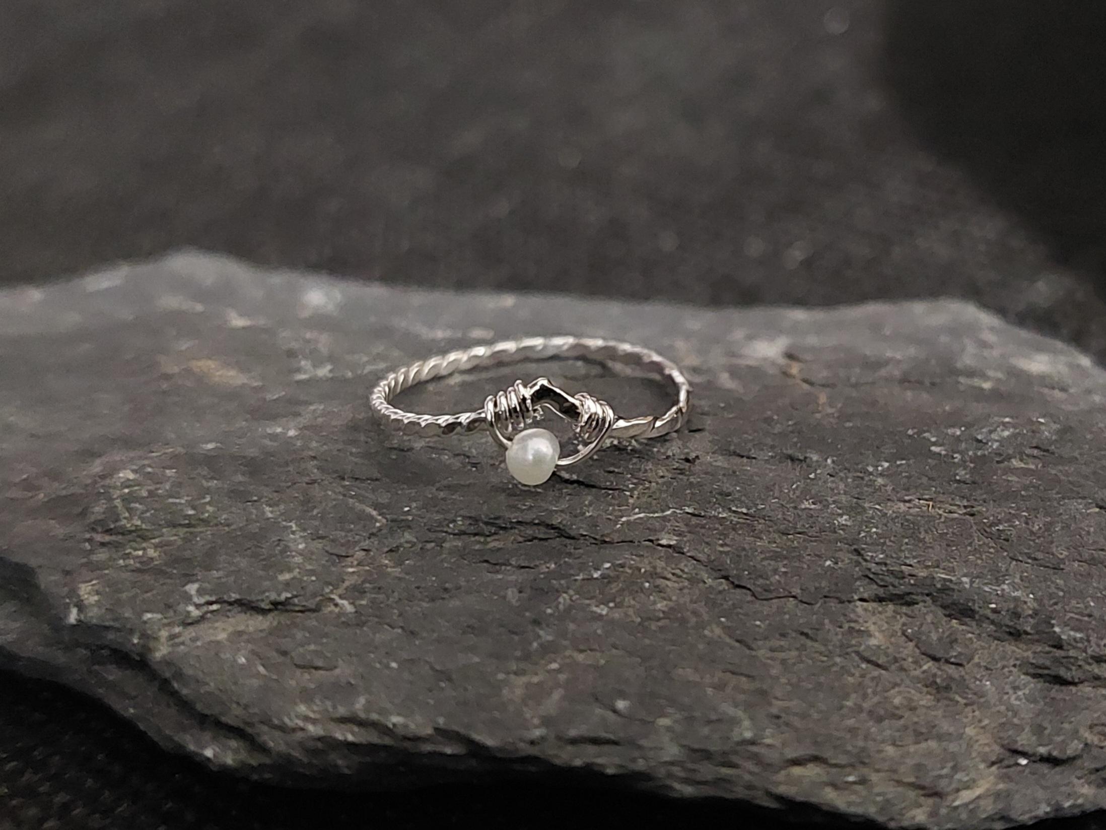 "AMI" jemný prsten s perlou, stříbro 925/1000