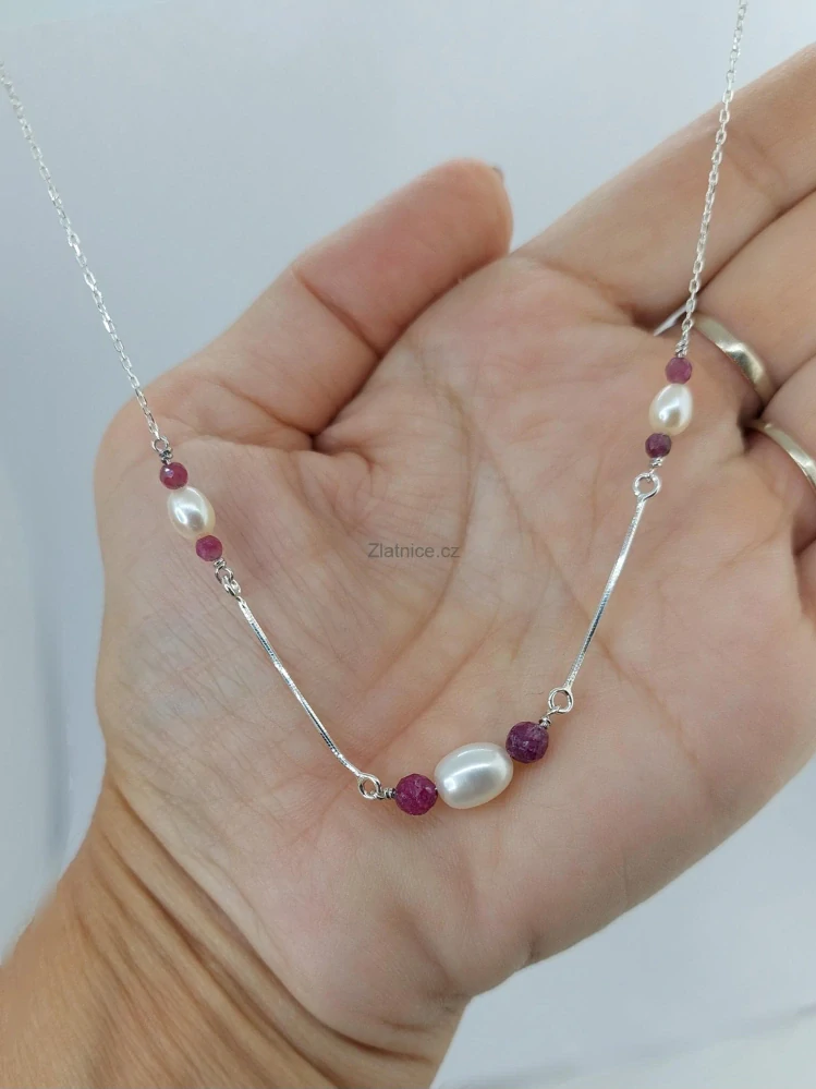 Řetízek sladkovodní perly a rubíny, Ag 925