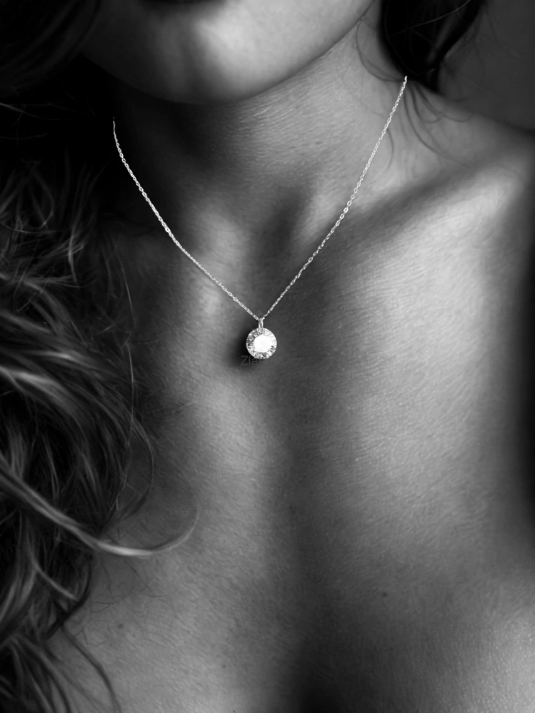 Minimalistický Ag náhrdelník AMI velký zirkon