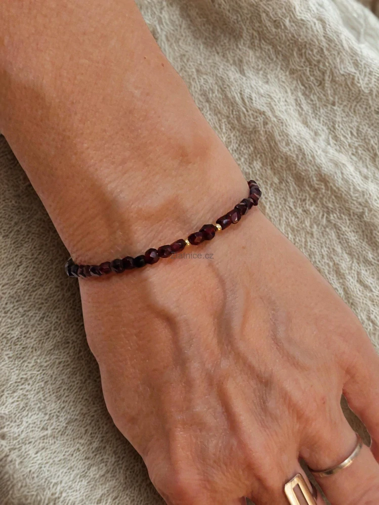 Náramek VIKTORIE pravý český granát 1860