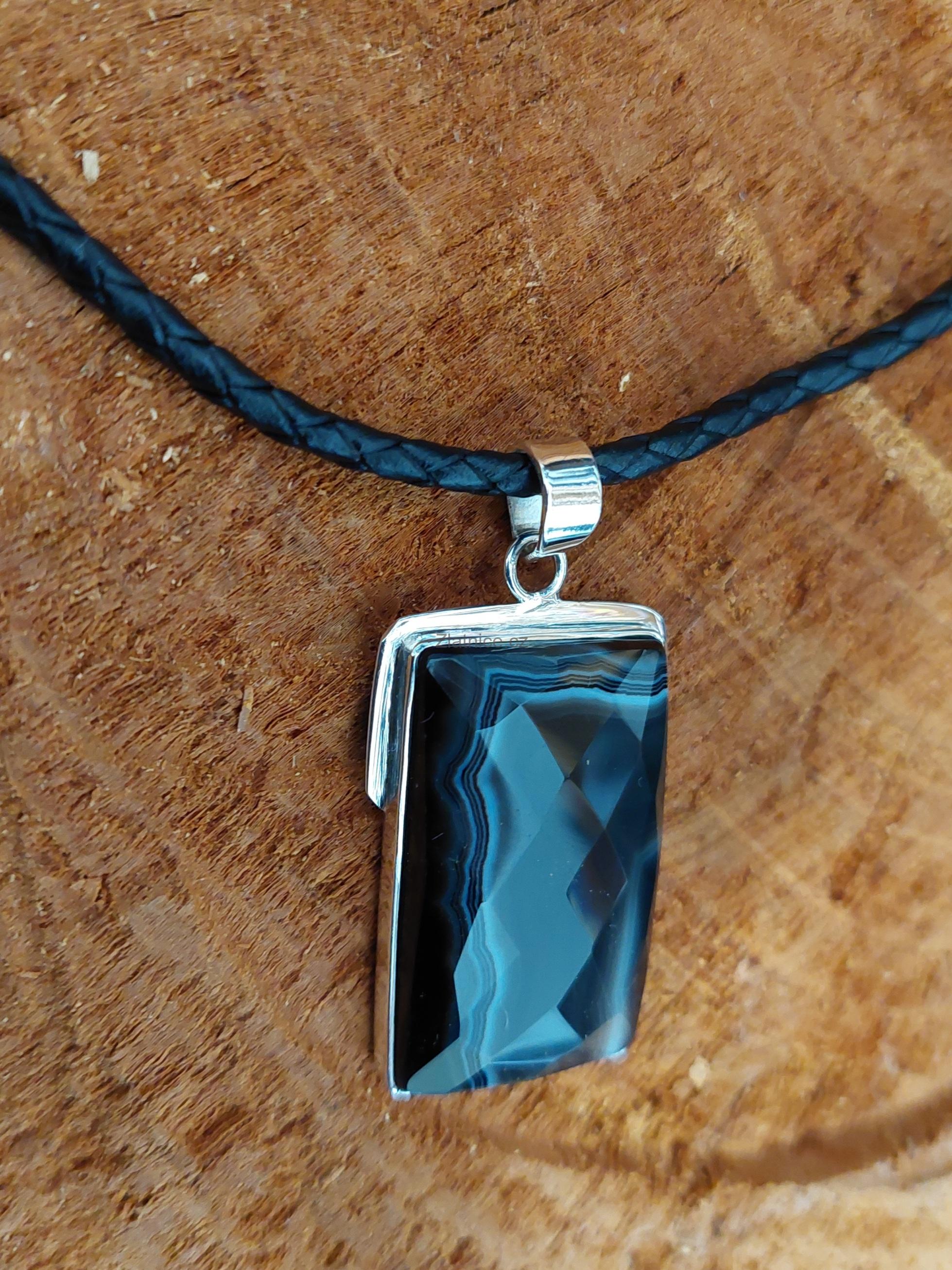 Modelový stříbrný náhrdelník s onyx achátem, kůže