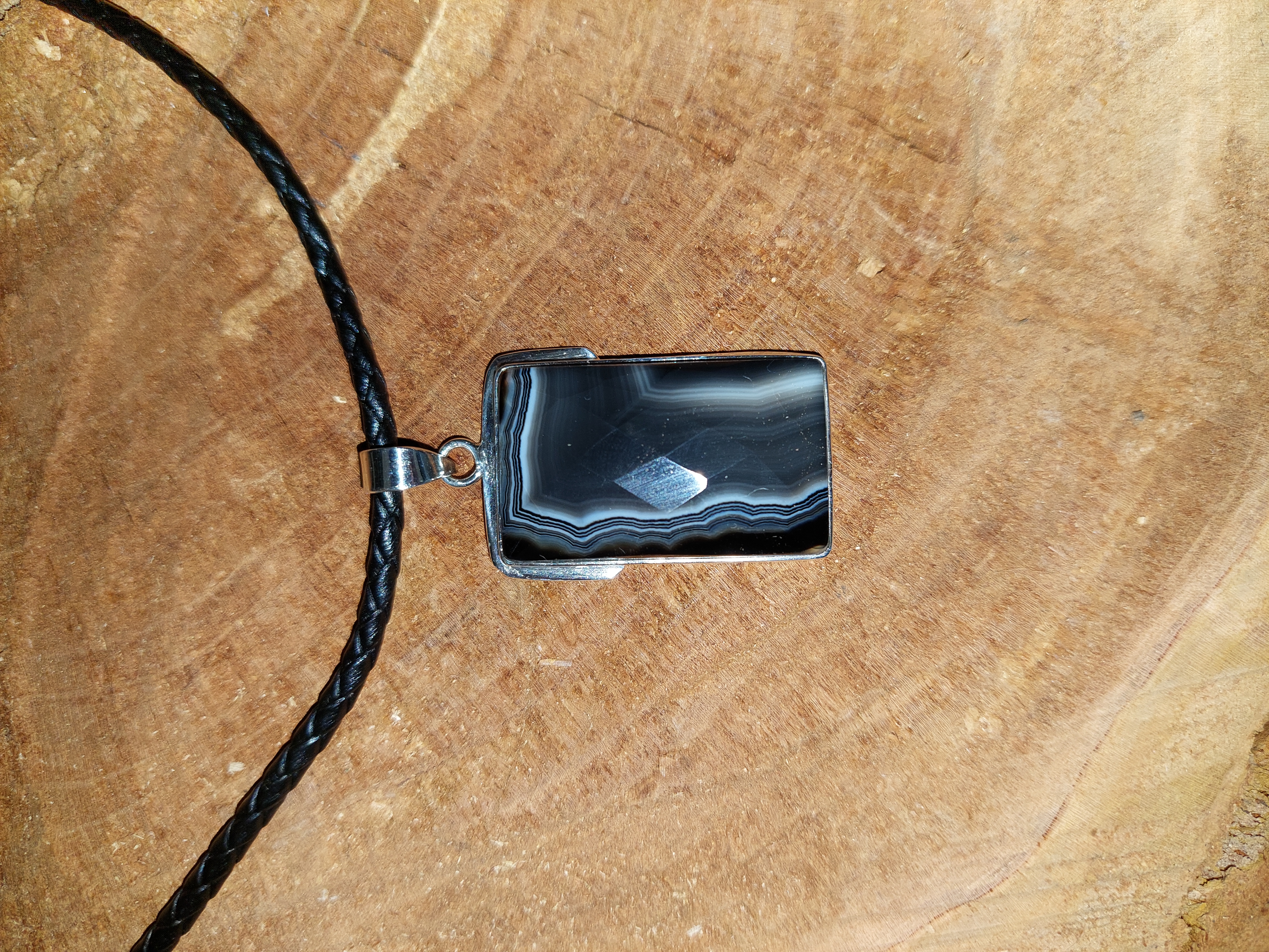 Modelový stříbrný náhrdelník s onyx achátem, kůže