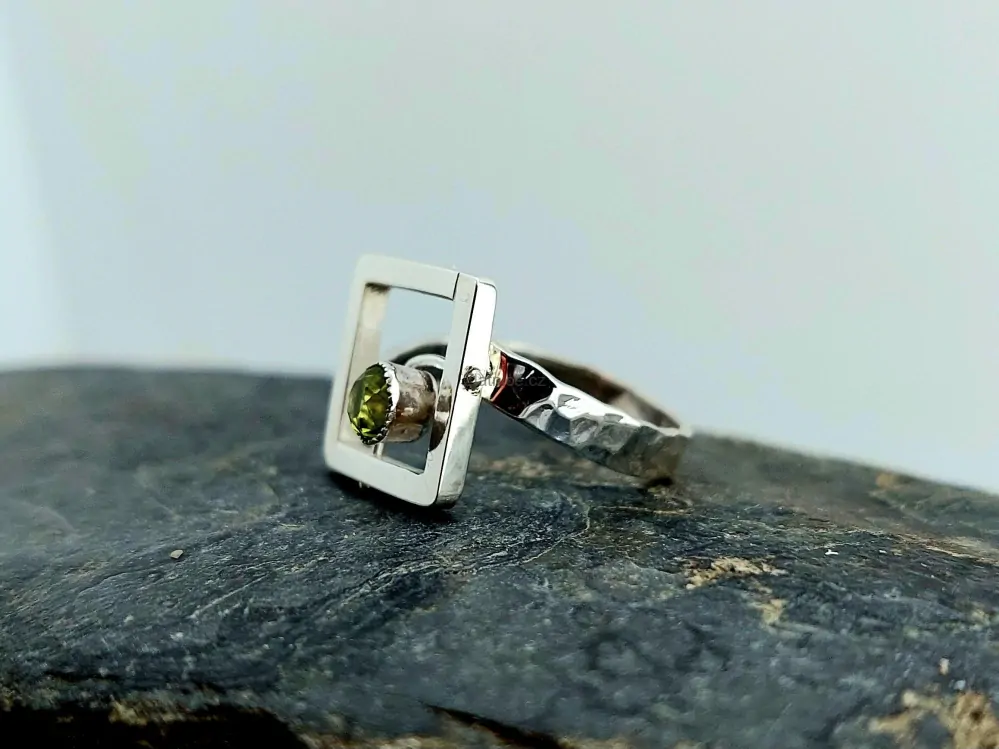 "EVEL" Originální prsten s vltavínem, stříbro