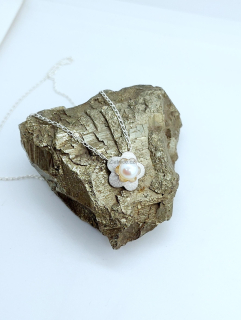 " JARNÍ KVĚT " autorský náhrdelník s perlou Ag