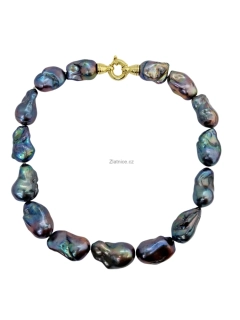 Modelový boho náhrdelník z velkých přírodních perel se stříbrným pozlaceným uzávěrem